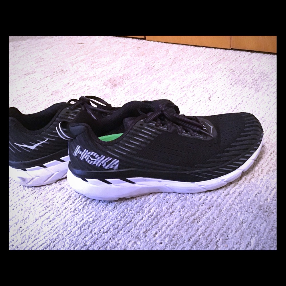 Tennis shoes